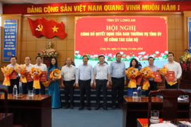 Ban Thường vụ Tỉnh ủy Long An chúc mừng các cán bộ được luân chuyển, điều động. (Ảnh: Thanh Bình/TTXVN)