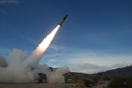 Loạt rocket do lực lượng Hezbollah vào trại tị nạn al-Mutla trên vùng đất do Israel chiếm đóng. (Ảnh: IRNA/TTXVN)