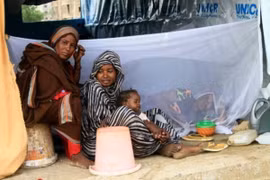 Người dân sơ tán tránh xung đột và lũ lụt tới khu lều tạm ở Kassala (Sudan), ngày 11/8/2024. (Ảnh: Getty Images/TTXVN)