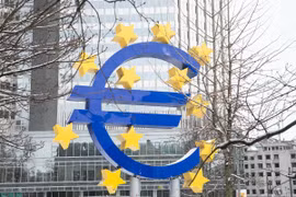 Biểu tượng đồng euro tại Frankfurt (Đức). (Ảnh: THX/TTXVN)