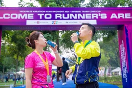 Runner trải nghiệm Sữa hạt Cao Đạm Vinamilk trong race-kit.