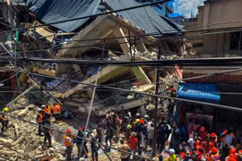 Hiện trường vụ sập tòa nhà ở Kariakoo, Dar es Salaam (Tanzania), ngày 16/11/2024. (Ảnh: THX/TTXVN)
