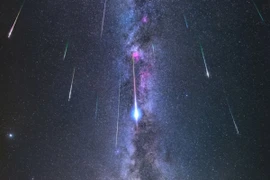 Dải Ngân Hà tỏa sáng rực rỡ trên bầu trời đêm trong một cơn mưa sao băng Perseids, phía trên những ngọn núi và hồ Pampilhosa da Serra, miền Trung Bồ Đào Nha. (Nguồn: National Geographic)