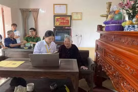 Thu nhận mẫu ADN tại nơi ở của thân nhân liệt sỹ. (Ảnh: Mạnh Khánh/Vietnam+)