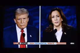Phó Tổng thống Mỹ Kamala Harris (phải) và cựu Tổng thống Donald Trump. (Ảnh: THX/TTXVN)