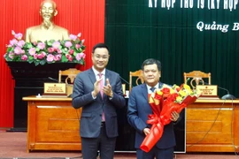 Bí thư Tỉnh ủy Quảng Bình Lê Ngọc Quang tặng hoa chúc mừng Chủ tịch Ủy ban Nhân dân tỉnh Trần Phong, ngày 11/12/2024. (Ảnh: Tá Chuyên/TTXVN)