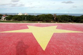 Lá cờ tổ quốc làm từ gốm trên nóc nhà văn hóa đảo Trường Sa Lớn. (Ảnh minh họa: TTXVN)