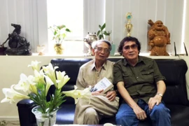 Nhà văn-nhà báo Trần Mai Hạnh (phải) và nhà báo Đỗ Phượng. (Ảnh: CTV)