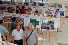 Đông đảo khách tham quan triển lãm trưng bày các tác phẩm đoạt giải "Khoảnh khắc Vàng 04." (Ảnh: BTC)