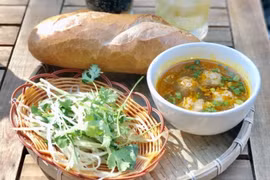 Bánh mỳ xíu mại - đặc sản của quán Bánh mỳ xíu mại Đà Lạt, đường Nguyễn Văn Tráng, Quận 1, TP.HCM. (Ảnh: Mỹ Phương/TTXVN)