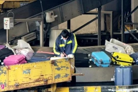 Khách mất hành lý ở sân bay, hãng đề xuất đền 120.000 đồng một kg