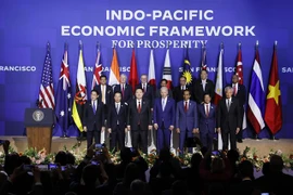 Chủ tịch nước Võ Văn Thưởng và các Nhà lãnh đạo kinh tế tham dự phiên họp chụp ảnh chung. (Ảnh: Thống Nhất/TTXVN)