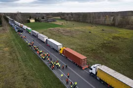 Xe tải xếp hàng dài tại cửa khẩu biên giới Ba Lan-Ukraine ở Dorohusk, Ba Lan. (Ảnh: AFP/TTXVN)
