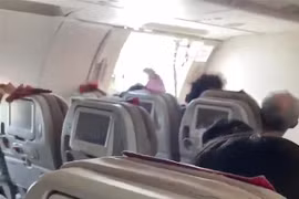 Hàn Quốc bắt giữ hành khách mở cửa thoát hiểm máy bay Asiana Airlines