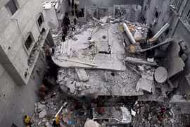 Cảnh đổ nát sau các cuộc không kích của Israel xuống Khan Younis, Dải Gaza. (Ảnh: THX/TTXVN)