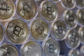 Đồng tiền kỹ thuật số bitcoin phá mốc quan trọng 30.000 USD