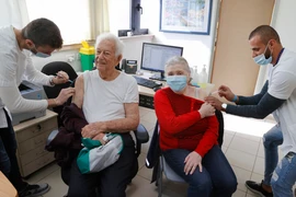 Nhân viên y tế tiêm vaccine phòng COVID-19 cho người dân tại Tel Aviv, Israel. (Ảnh: AFP/TTXVN)