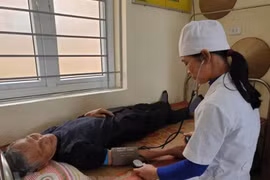 Nhân viên y tế tại trạm y tế xã khám sức khỏe cho người dân. (Ảnh: T.G/Vietnam+)