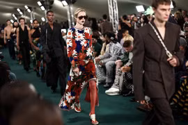 Burberry Xuân Hè 2024: Cuộc phiêu du theo cảm thức nhẹ nhàng, gợi cảm