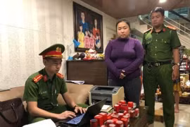 Lực lượng công an khám xét nơi ở của đối tượng Bùi Thị Thu Nguyệt. (Ảnh: Công an cung cấp)