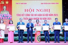 Các cá nhân có thành tích xuất sắc trong công tác dư luận xã hội năm 2023 nhận Bằng khen của Ban Tuyên giáo Trung ương. (Ảnh: Thái Thuần/TTXVN)