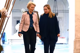 Thủ tướng Italy Giorgia Meloni (phải) và Chủ tịch Ủy ban châu Âu (EC) Ursula von der Leyen. (Ảnh: AFP/TTXVN)