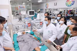 Thủ tướng thăm hỏi sức khỏe nạn nhân trong vụ cháy chung cư mini