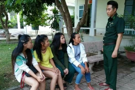 Các nạn nhân mua bán người được bảo vệ an toàn để bàn giao cho gia đình. (Ảnh: TTXVN/phát)