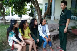 Các nạn nhân mua bán người được bảo vệ an toàn để bàn giao cho gia đình. (Ảnh: TTXVN/phát)