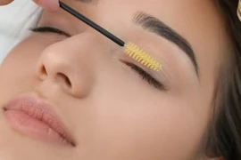 Cần tẩy trang vùng mắt thật kỹ trước khi dưỡng mi.