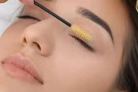 Cần tẩy trang vùng mắt thật kỹ trước khi dưỡng mi.