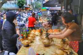 Người dân Thủ đô chuẩn bị đồ cúng ông Công, ông Táo Xuân Quý Mão