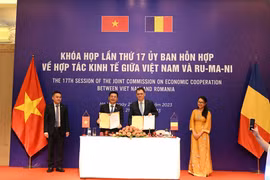 Bộ trưởng Công Thương Việt Nam Nguyễn Hồng Diên và Bộ trưởng Bộ Kinh tế, Doanh nghiệp và Du lịch Romania Stefan-Radu Oprea ký kết biên bản ghi nhớ. (Ảnh: Bộ Công Thương)