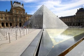 Bảo tàng Louvre phải tạm đóng cửa vì nhận tin nhắn đe dọa