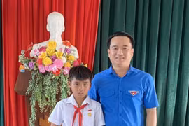 Học sinh lớp 4 cứu 2 người đuối nước nhận Huy hiệu Tuổi trẻ dũng cảm