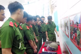 Giới thiệu nhiều hiện vật tại triển lãm Công an làm theo lời Bác