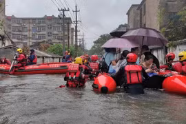 Trung Quốc: Mưa bão khiến một cần cẩu bị lật, 3 người thiệt mạng 