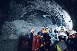 Công tác cứu hộ được triển khai tại hiện trường vụ sập đường hầm ở bang Uttarakhand, Ấn Độ ngày 12/11. (Ảnh: AFP/TTXVN) 