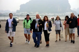 Các du khách tại thành phố Hạ Long. (Ảnh: Đức Hiếu/TTXVN)