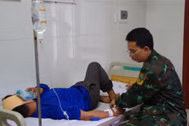 Trung tâm y tế thị trấn Trường Sa cấp cứu ngư dân gặp nạn trên biển