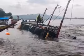 Vụ lật tàu chở khách Philippines: Tiếp tục tìm kiếm người mất tích