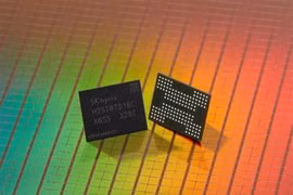 Chip do Công ty SK hynix nghiên cứu sản xuất được giới thiệu tại Santa Clara, California, Mỹ. (Ảnh: Yonhap/TTXVN)