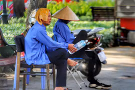 Nhiều khu vực trên cả nước có nắng nóng gay gắt, chiều tối mưa dông