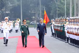 Bộ trưởng Quốc phòng Phan Văn Giang và Bộ trưởng Quốc phòng Malaysia Dato’ Seri Utama Haji Mohamad Bin Haji Hasan duyệt Đội danh dự Quân đội nhân dân Việt Nam. (Ảnh: An Đăng/TTXVN)