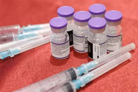 Các nhà sản xuất vaccine COVID-19 bị kiện gây tổn hại cho người dùng