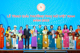 Trưởng ban Kinh tế Trung ương Trần Tuấn Anh và Chủ tịch Hội Liên hiệp Phụ nữ Việt Nam trao Giải thưởng Phụ nữ Việt Nam năm 2023. (Ảnh: Phương Hoa/TTXVN)