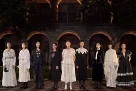 Dior Cruise 2024 tôn vinh di sản để đời của họa sỹ lỗi lạc Frida Kahlo