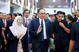 Thủ tướng Malaysia (giữa) rời phiên họp Hạ viện sau cuộc đánh giá tín nhiệm, ở Kuala Lumpur. (Ảnh: AFP/TTXVN)