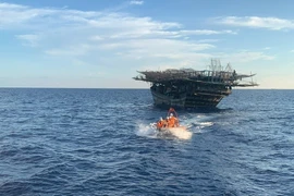 Tàu Hải quân kịp thời đưa ngư dân bị bệnh về đảo Trường Sa điều trị