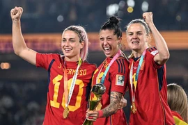 Tuyển Nữ Tây Ban Nha nâng cao Cúp Vàng cùng nhiều danh hiệu xuất sắc
